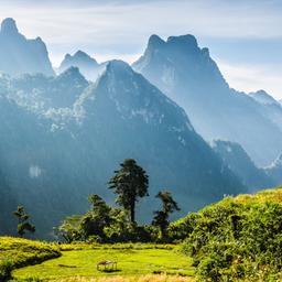 laos-panorama-berge-tal-t-879729246.jpg