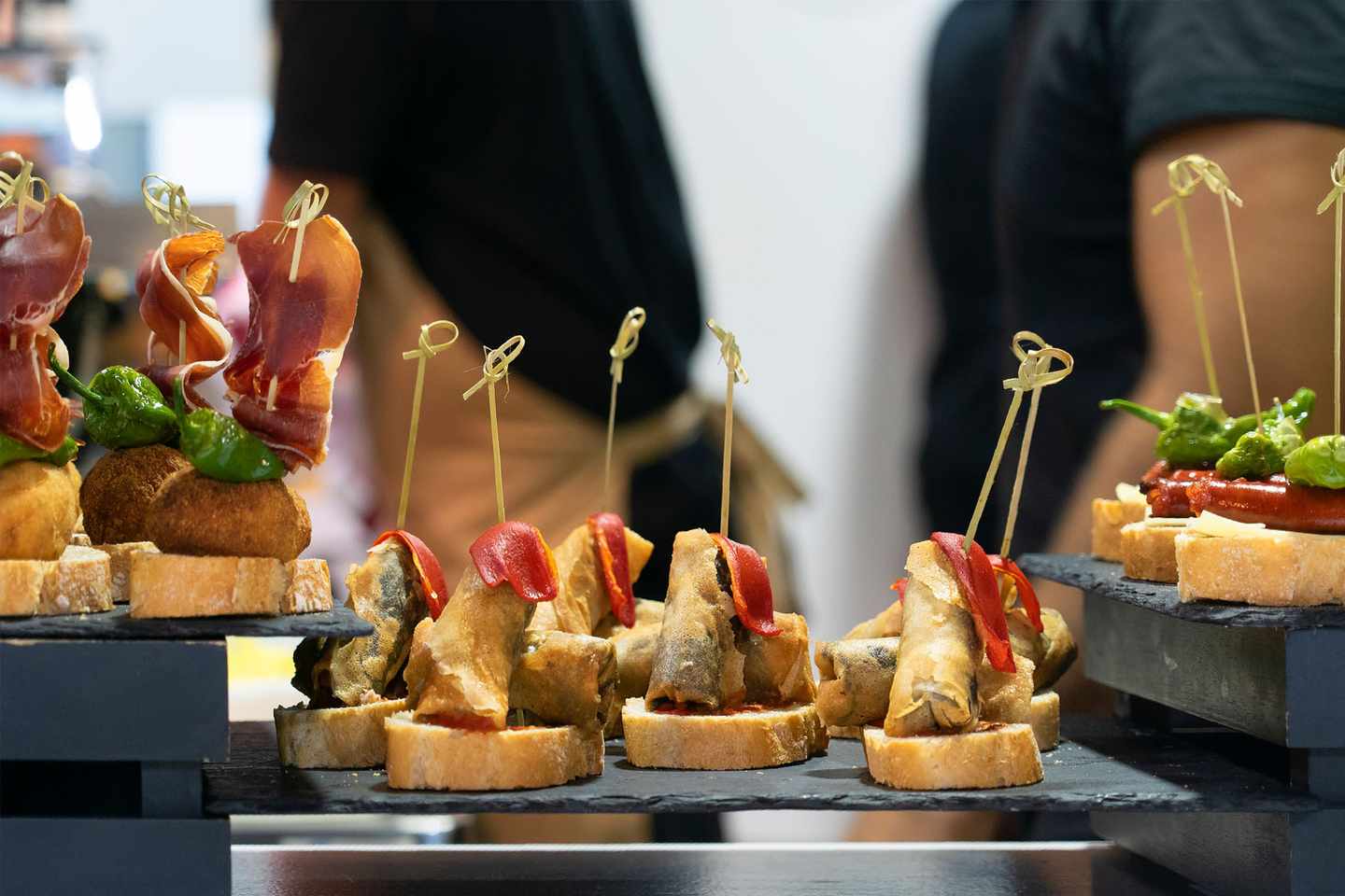 spanien-mallorca-palma-de-mallorca-sehensweurdigkeiten-nahaufnahme-tapas-und-pinchos-g-1183157326.jpg