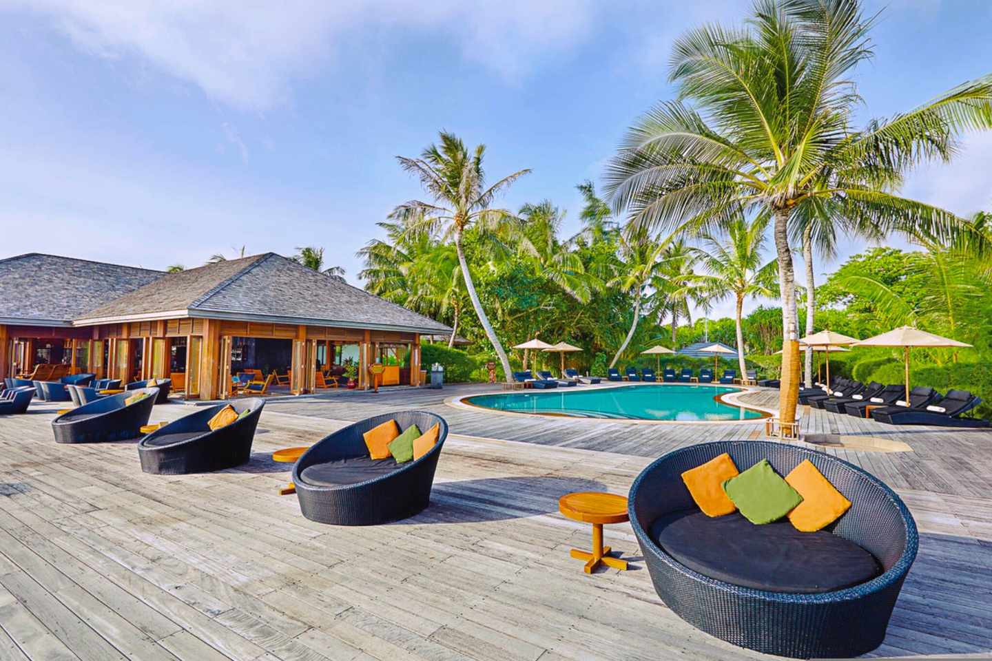 malediven-kuredu-island-resort-and-spa-sitzgelegenheiten-vor-pool-DER_ATC_MLE16102B_S23_11.jpg