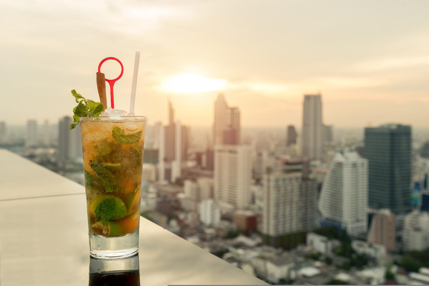 thailand-bangkok-mojito-auf-tisch-in-rooftop-bar-g-609039154.jpg