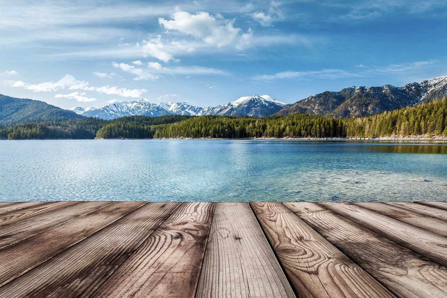 deutschland-bayern-aplen-bayern-badesse-mit-holzsteg-g-481573634.jpg
