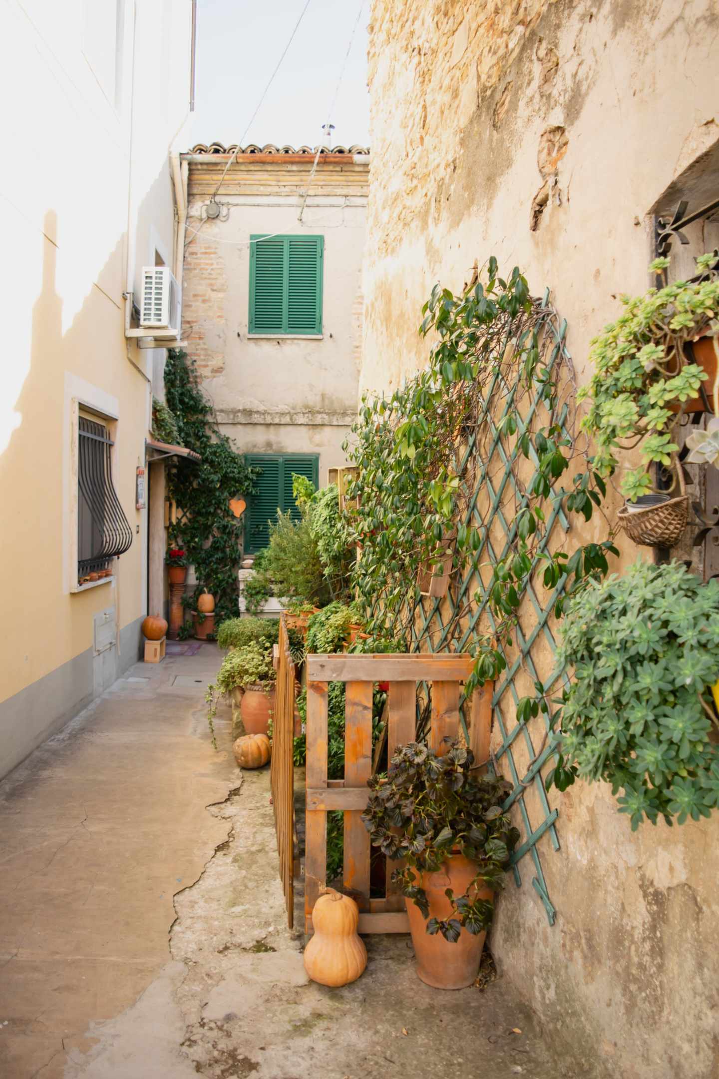 bltbfc787de8bb17f8e-italien-rocca-san-giovanni-g-2205188043-1.jpg Gasse mit italienischen Steinhäusern und Blumen