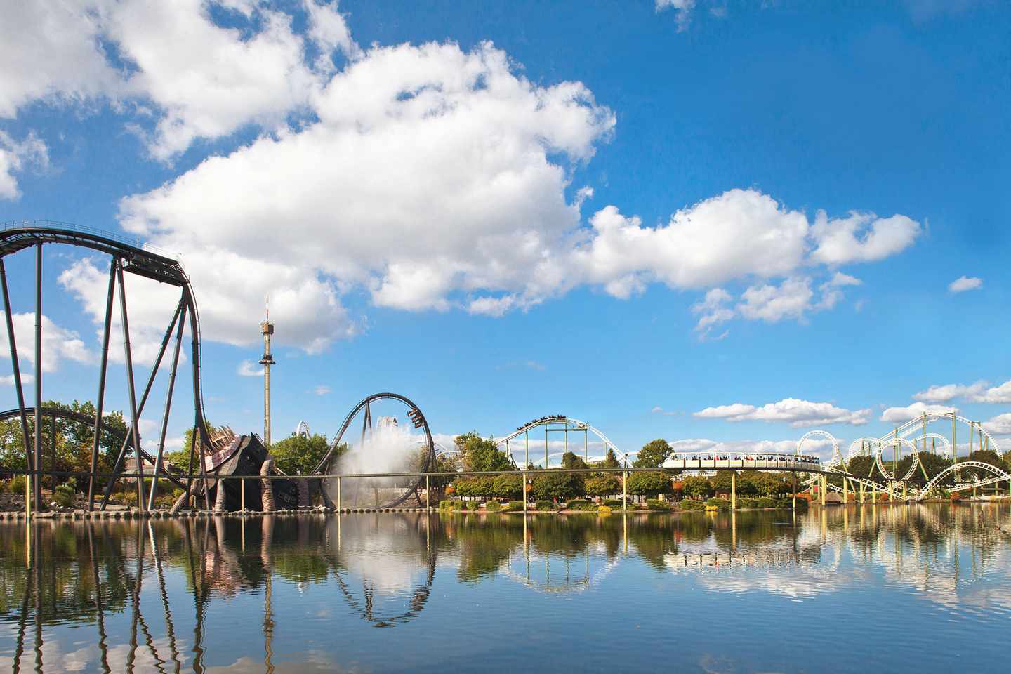 deutschland-heide-park-ansicht-mehrerer-achterbahnen-mit-wasser-im-vordergrund.jpg