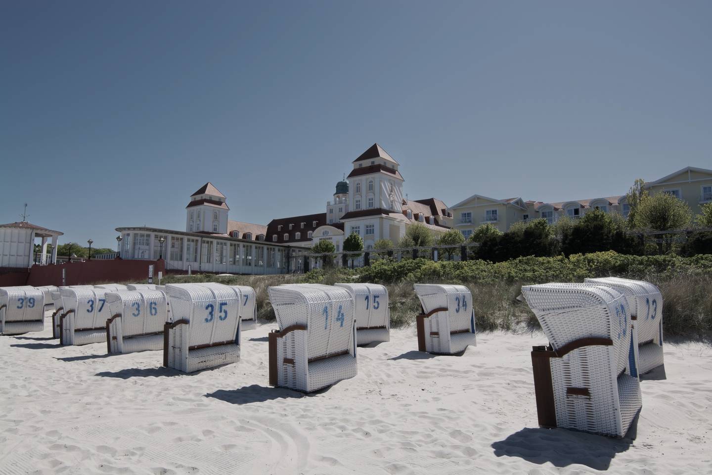 deutschland-mecklenburg-vorpommern-ruegen-binz-strand-strandpromenade-villen-g-535797726.jpg