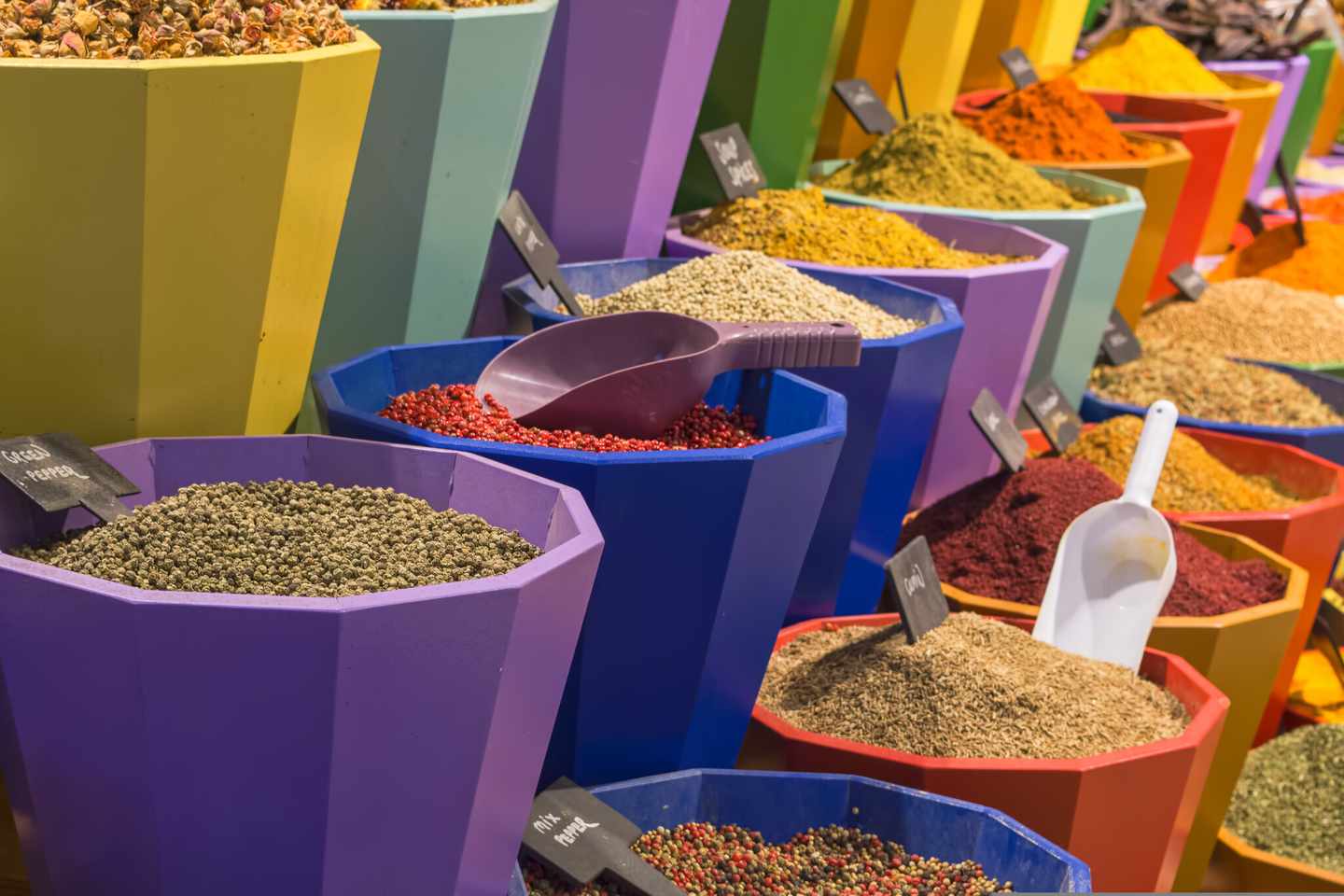 Bunte Behälter mit verschiedenen Gewürzen und Kräutern auf einem Basar in Kemer an der türkischen Riviera