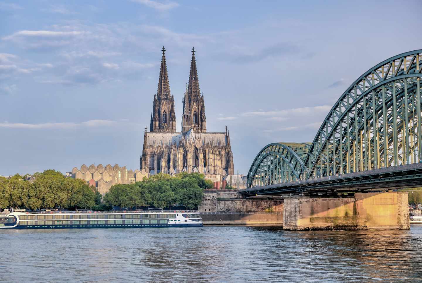 deutschland-koeln-kirche und fluss-g-2177321614.jpg