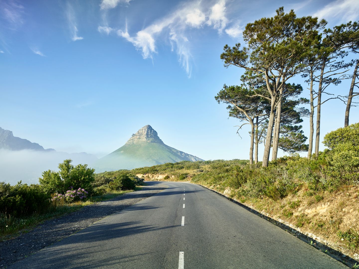 Eine leere Straße, die zum Berg Lions Head in Kapstadt in Südafrika führt