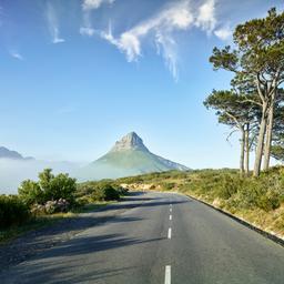 Eine leere Straße, die zum Berg Lions Head in Kapstadt in Südafrika führt