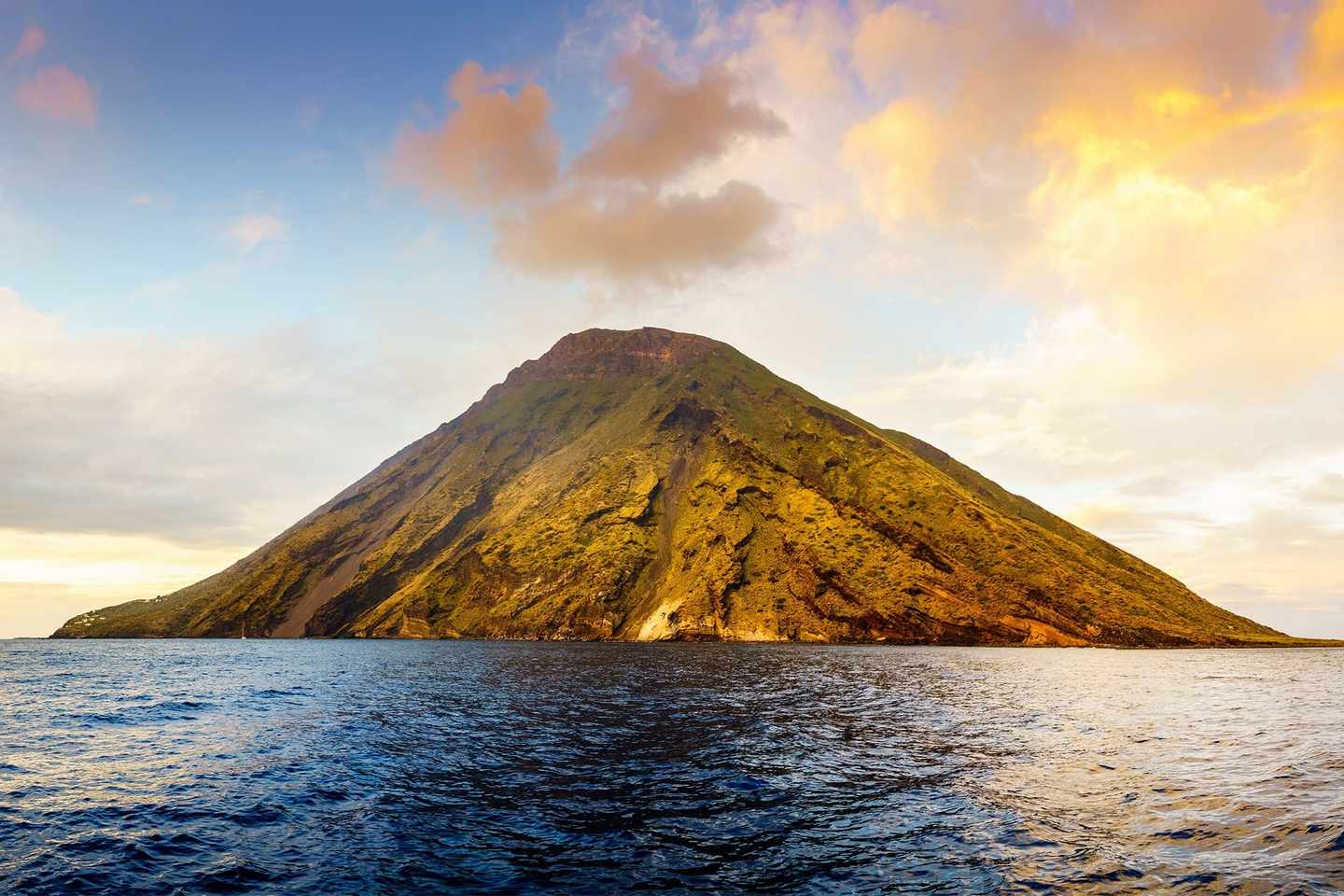 italien-sizilien-vulkane-regenbogen-ueber-vulkan-stromboli-g-1190020483.jpg