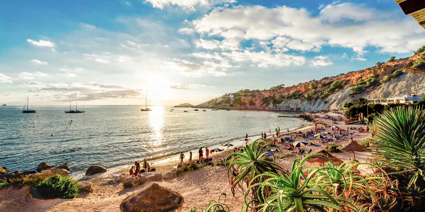 spanien-balearen-ibiza-cala-d-hort-strand-sonnenuntergang-sundowner-uferterrasse-palmen-abendstimmung-s-93370386.jpg