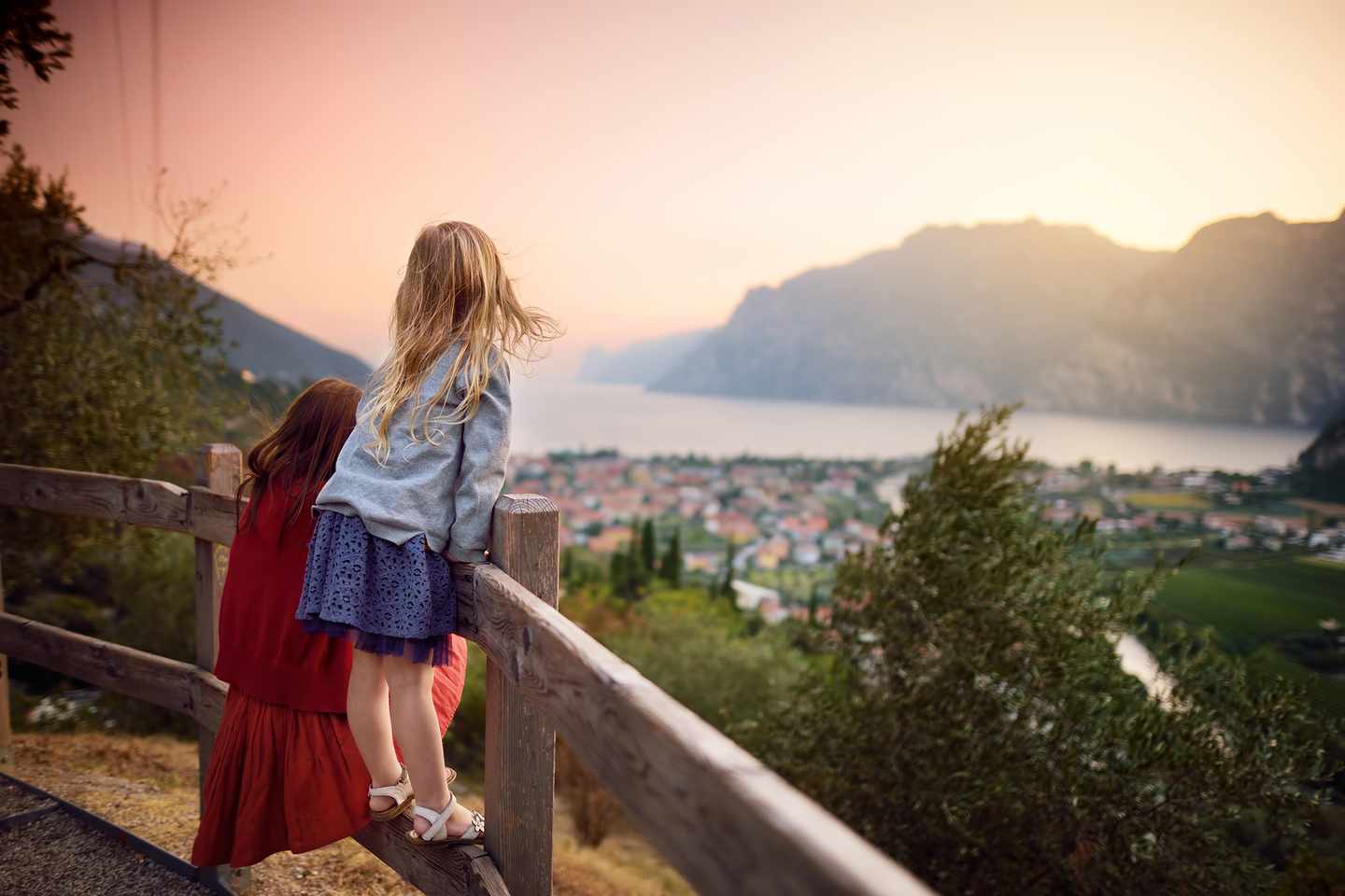 italien-madchen-geniesst.den-panorama-ausblick-am-garadsee-g-1169576785.jpg