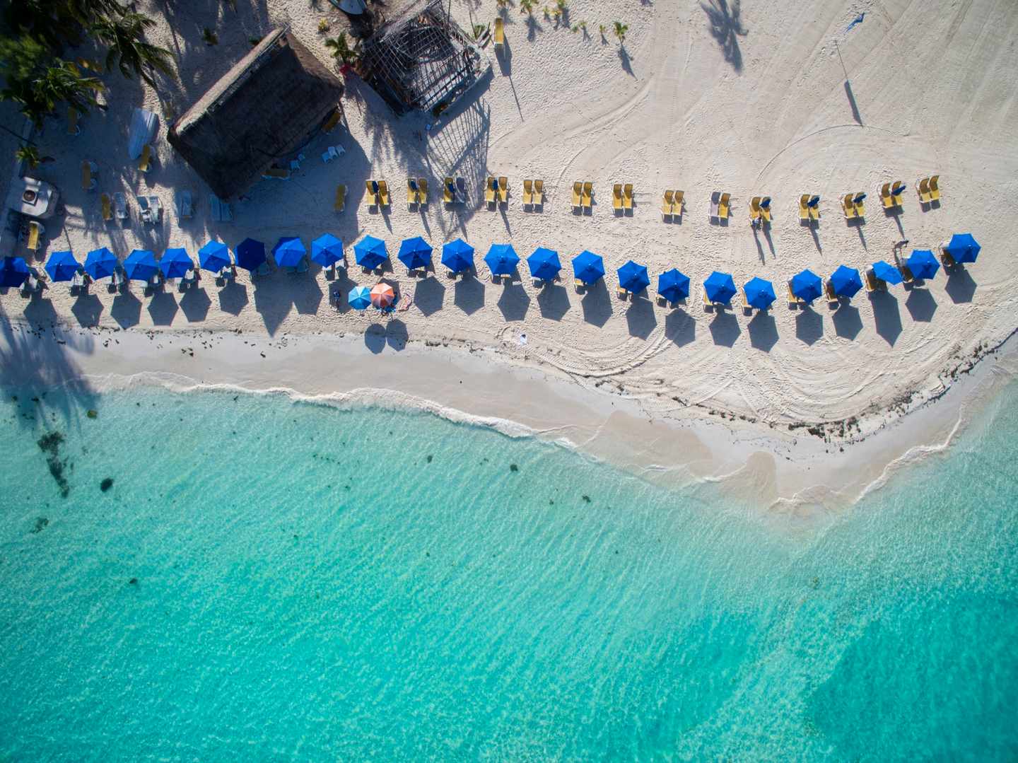 mexiko-yucatan-isla-mujeres-strand-sonnenschirme-t-865927772.jpg