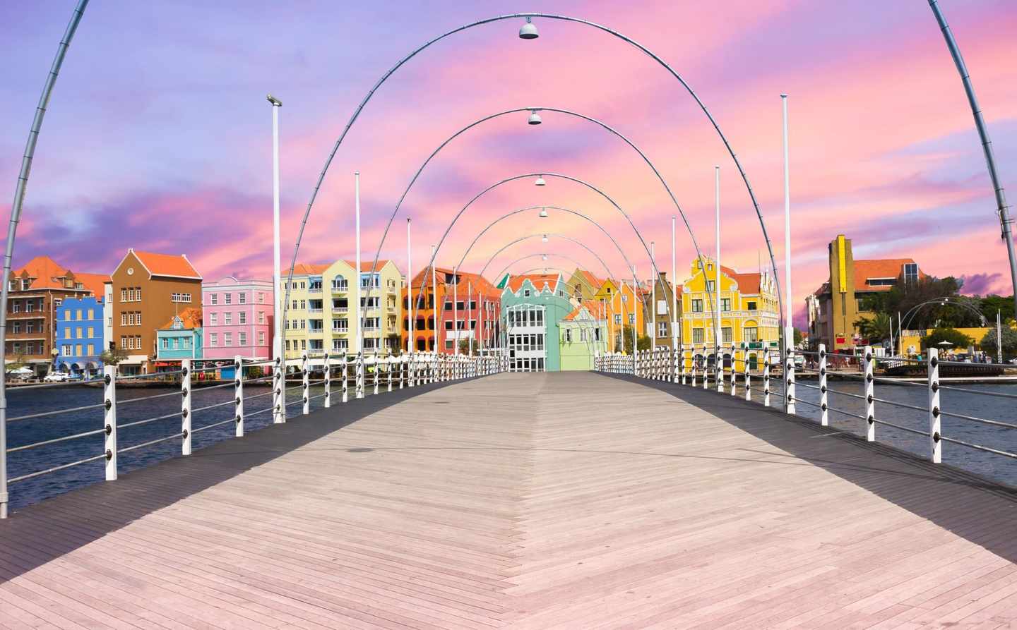 curacao-willemstad-koenigin-emma-bruecke-g-1137804553.jpg