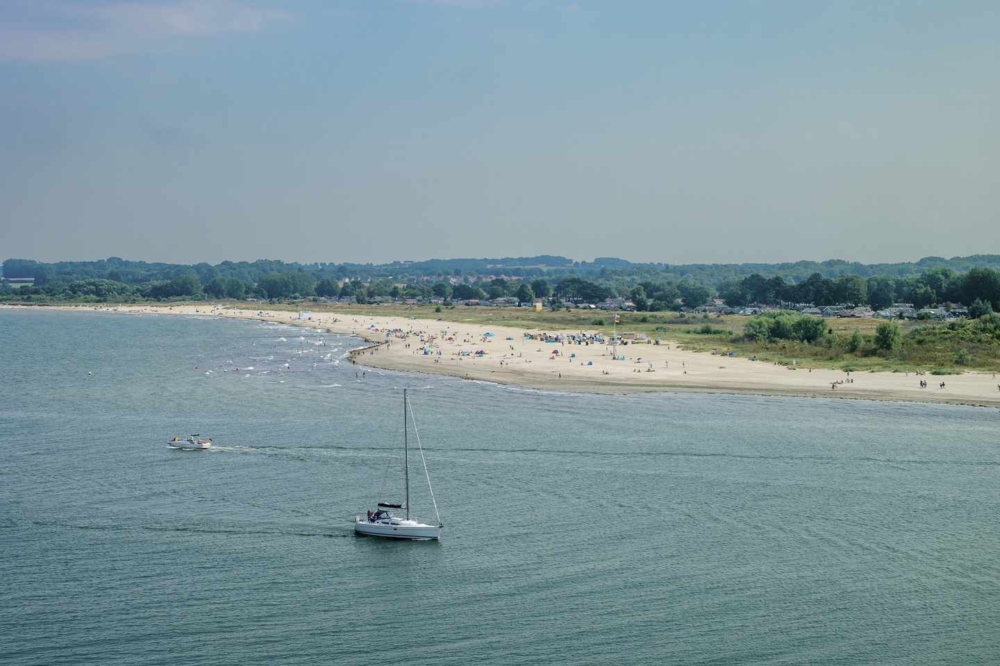 deutschland-schleswig-holstein-travemuende-strand-luftaufnahme-g-1276805971.jpg