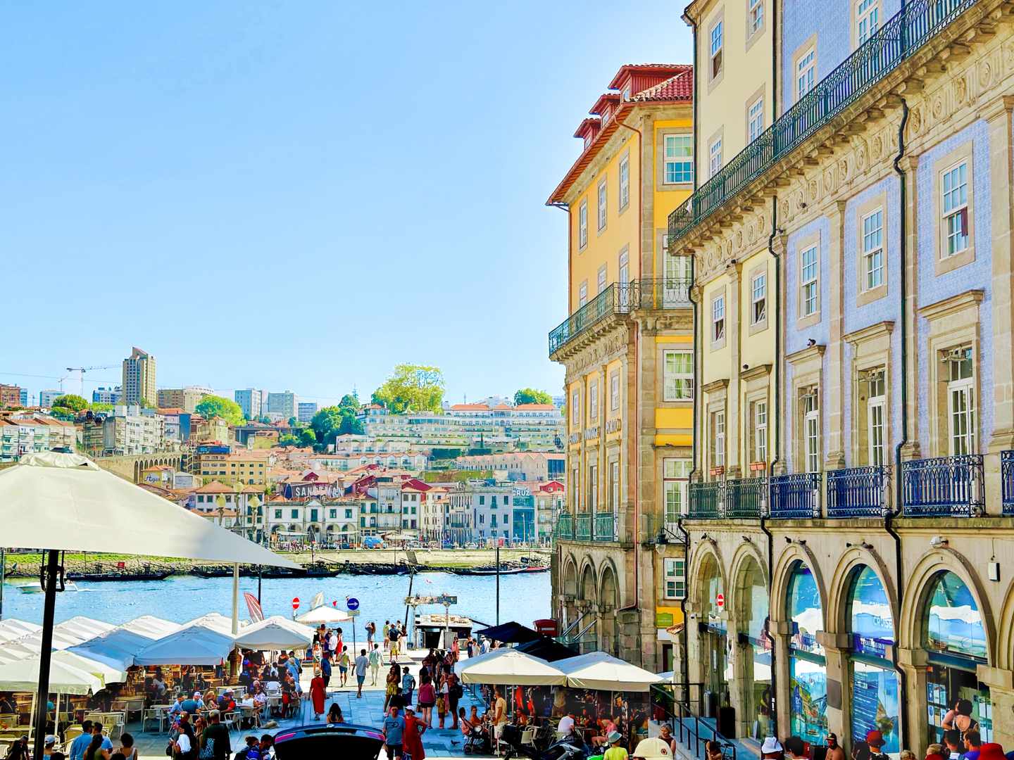 blt83354fe0f00a24c0-portugal-porto-bunte-ha_user-und-cafes-am-fluss-g-2198821189.jpg Buntes Leben am Fluss in Porto