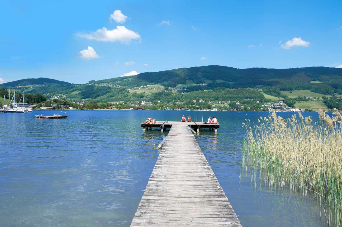 oesterreich-oberoesterreich-salzkammergut-mondsee-mit-langem-steg-in-das-klare-wasser-g-1094041870.jpg