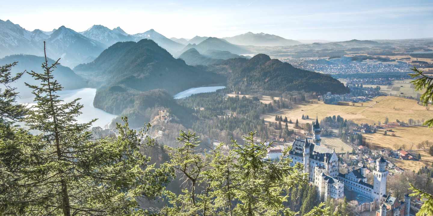 deutschland-bayern-schloss-neuschwanstein-berge-ausflugsziel-g-116659737.jpg