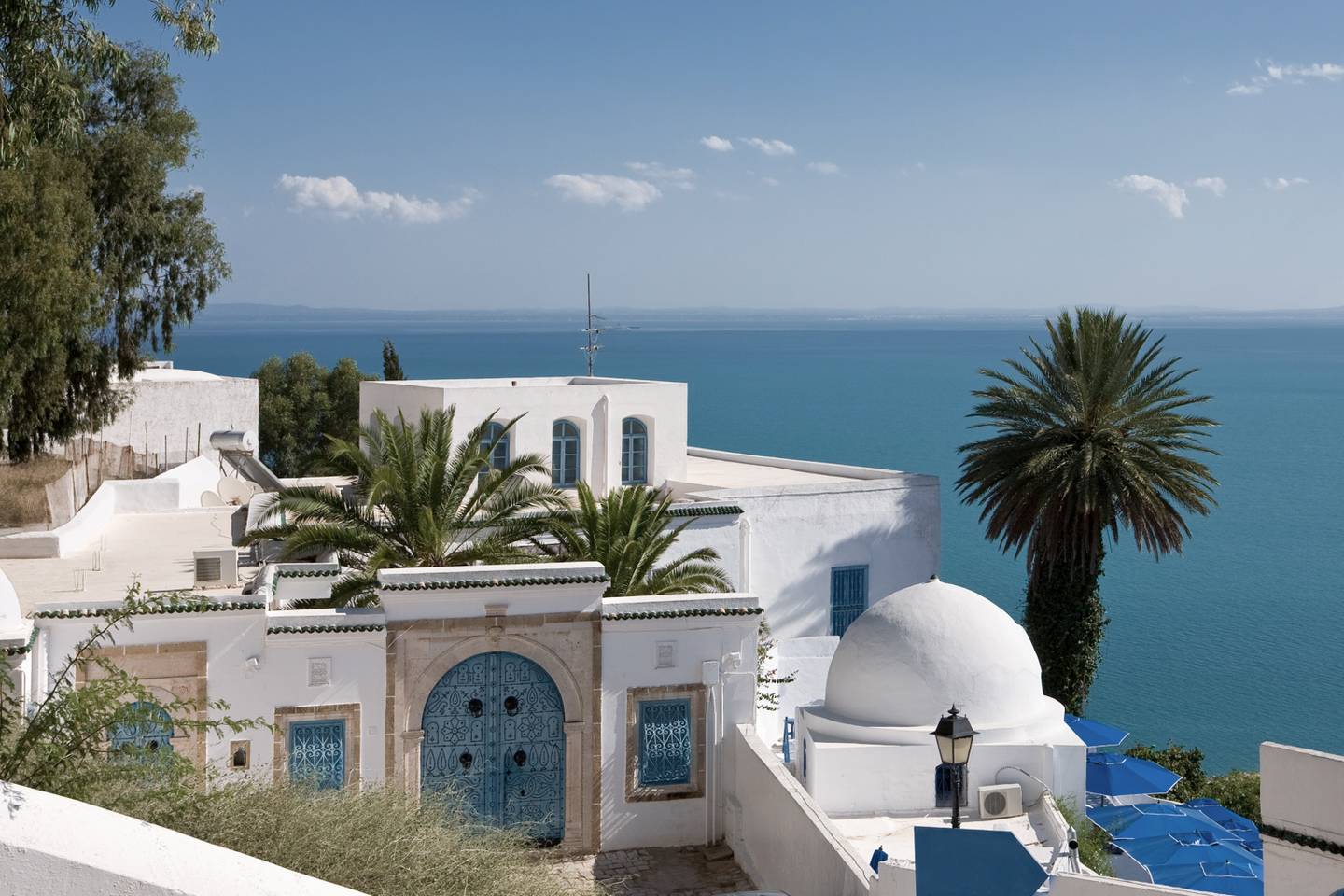 afrika-tunesien-typisches-gebaeude-maurisch-meer-palme-g-147042082.jpg