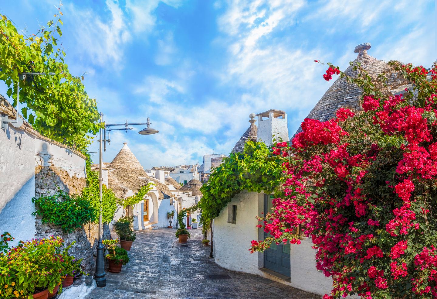 italien-apulien-alberobello-trulli-haeuser-g-1141855778.jpg