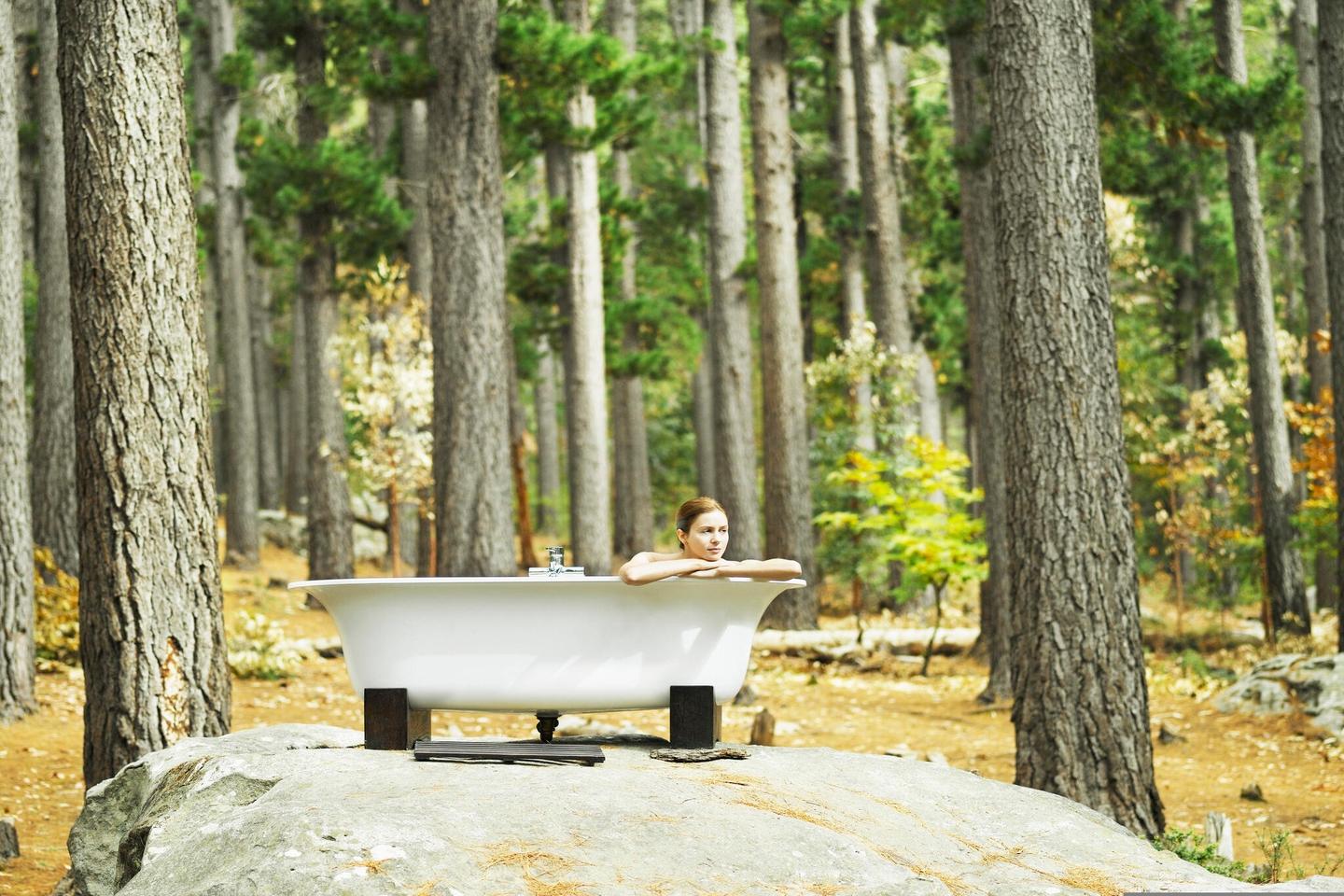italien-suedtirol-eine-frau-baden-im-freien-in-the-woods-g-77188371.jpg