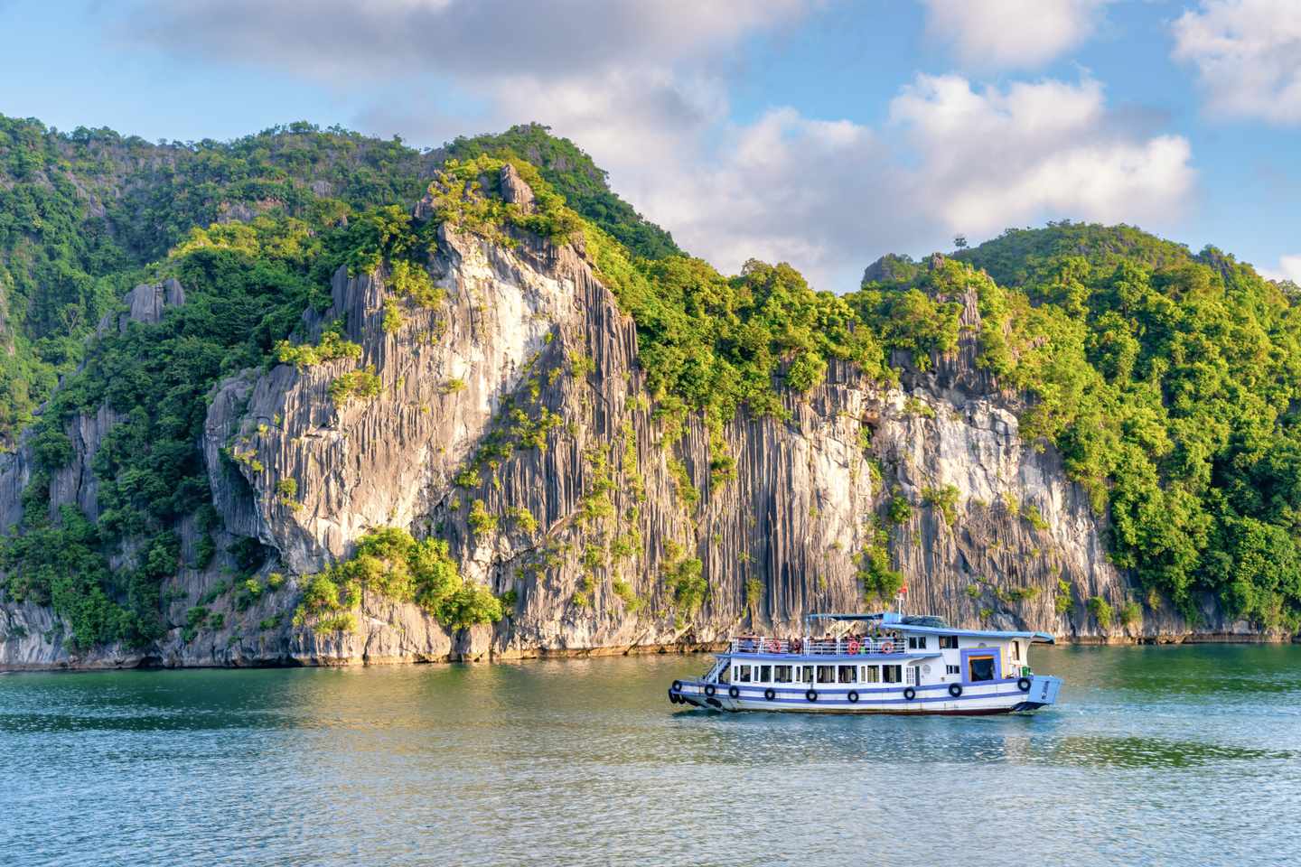 vietnam-cat-ba-bucht-landschaft-boot-g-2188663326.jpg