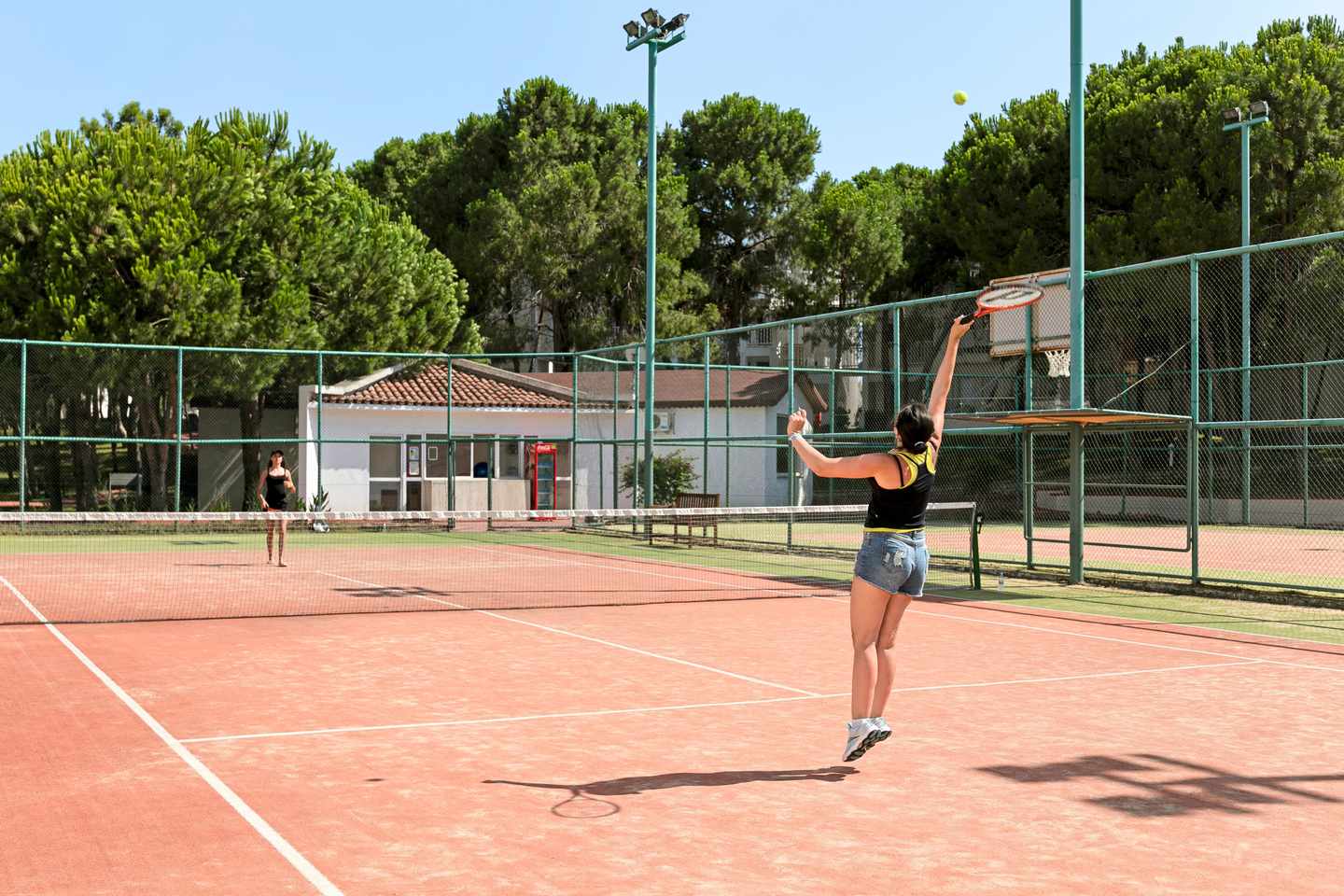 blt32a9f7bb89ed5c27-tuerkei-tuerkische-riviera-side-tennis-monachus-family-resort-cmi-der1578093-2.jpg Tennisplatz im Monachus Family Resort