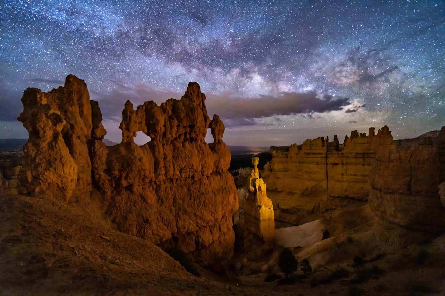 usa-utah-bryce-canyon-national-park-hoodoo-mit-fenster-vor-nachthimmel-g-1350518539.jpg
