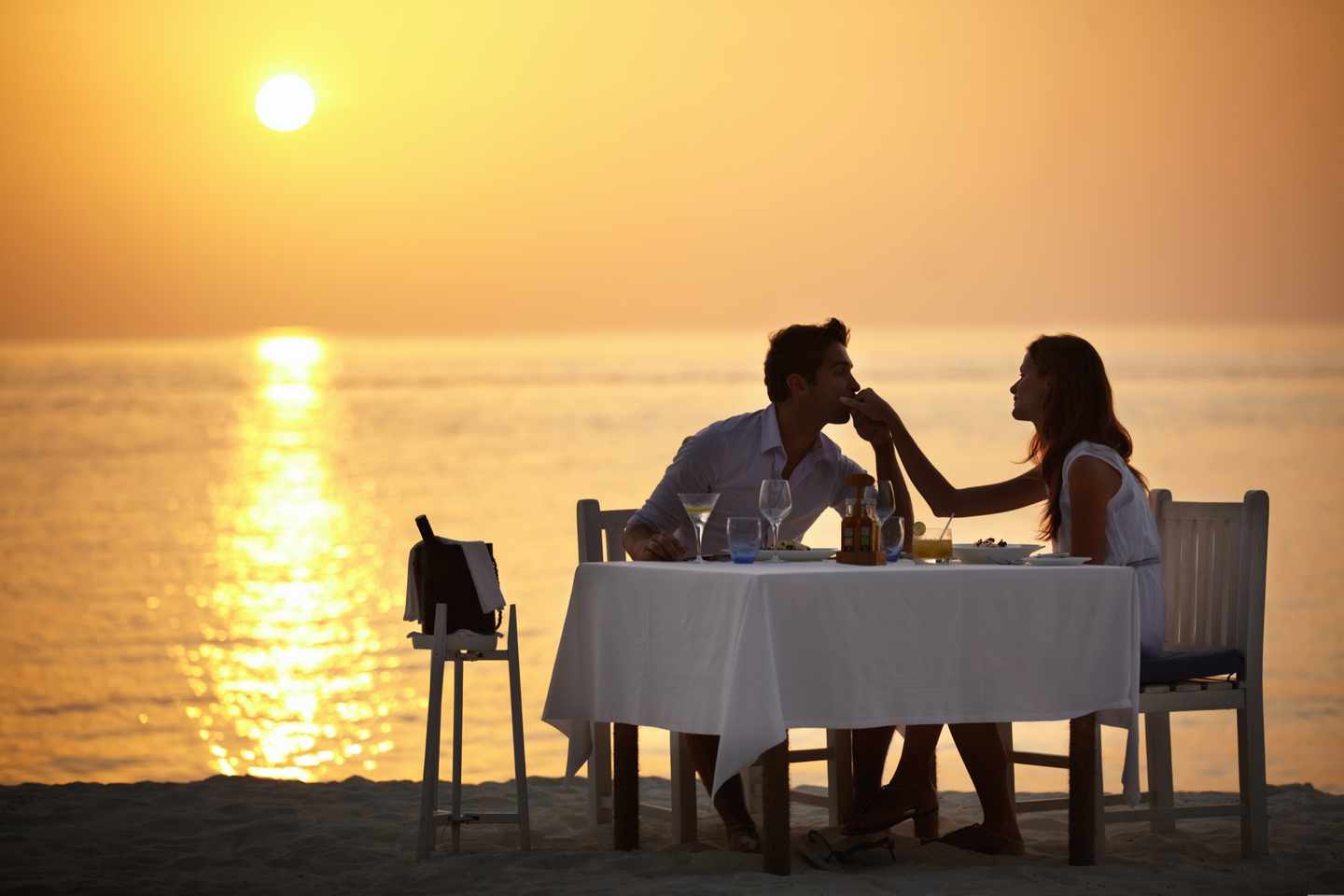 meer-strand-paar-dinner-romantisch-g-514104357.jpg