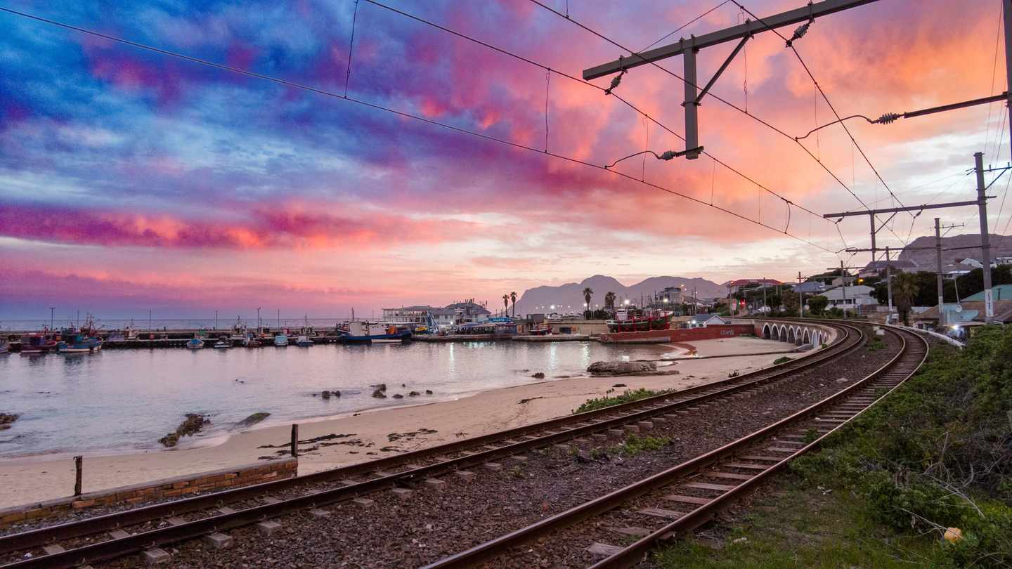 suedafrika-kapstadt-leere-bahnlinie-hafen-sonnenuntergang-g-1364841741.jpg