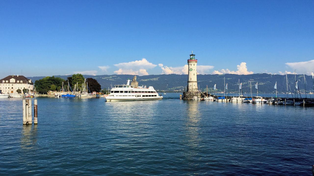 lindau-bodensee-hafeneinfahrt-t-598814250.jpg