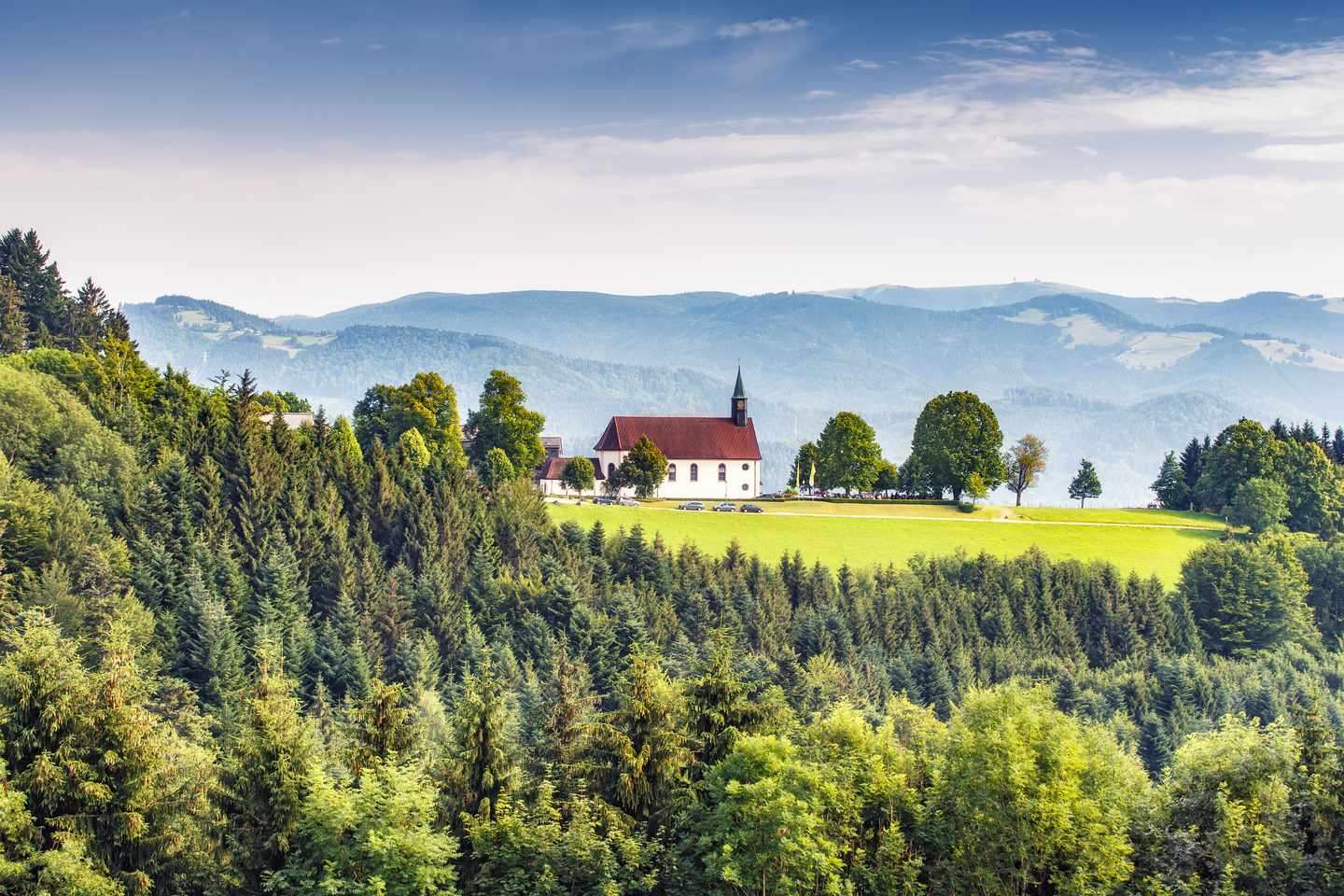 deutschland-schwarzwald-berglandschaft-mit-einer-alten-kirche-g-1066475518.jpg
