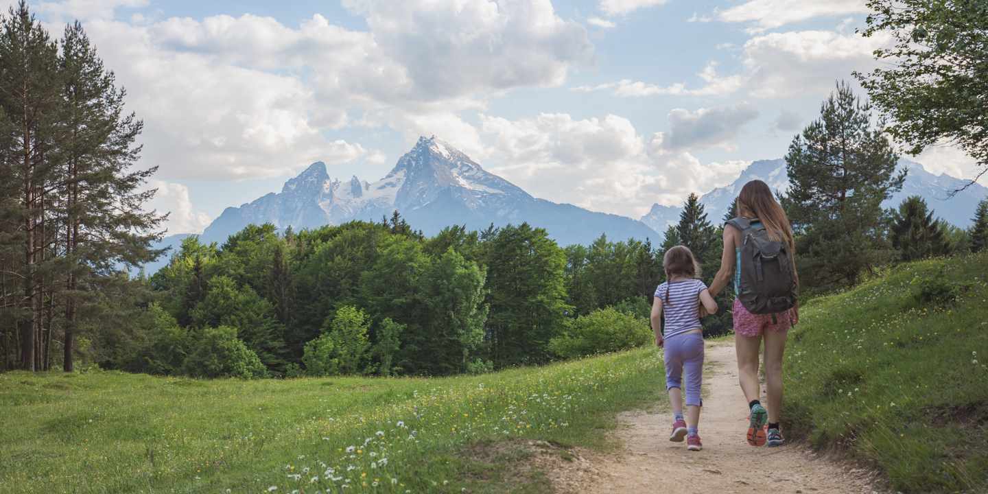 deutschland-alpen-berchtesgaden-wandernde_kinder-g-965724322.jpg