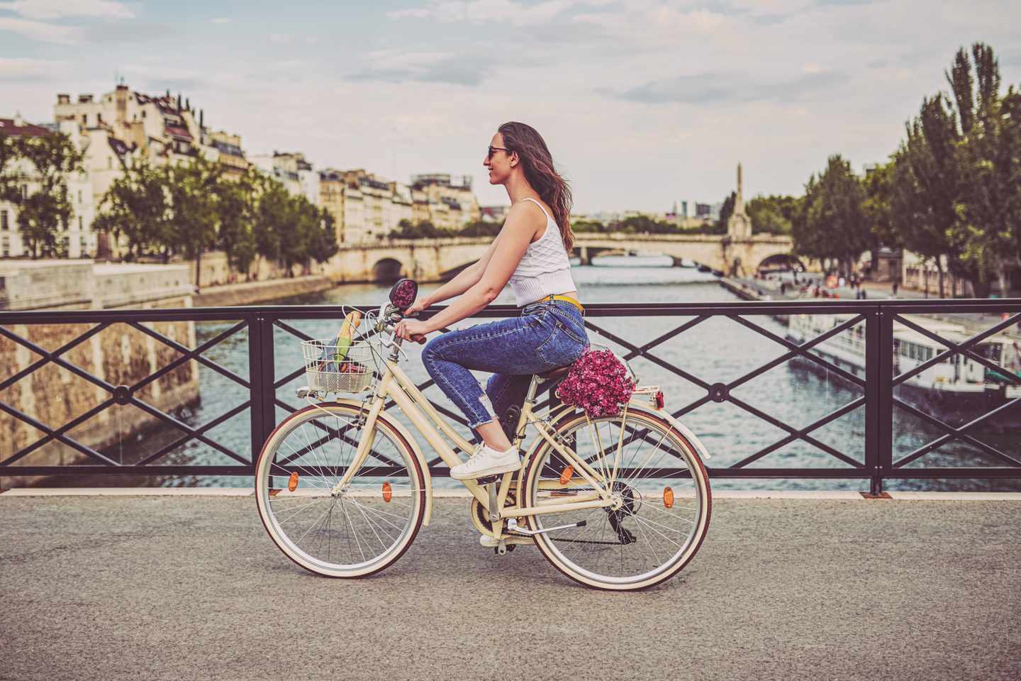 frankreich-paris-frau-auf-fahrrad-g-1180138838.jpg