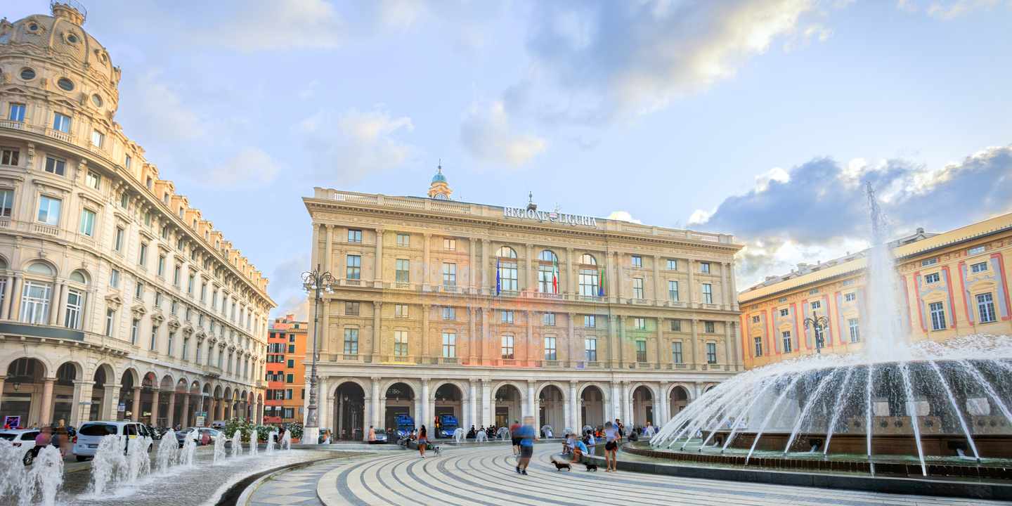 blt494a4ee9c117e312-italien-genua-piazza-de-ferrari-g-2197794181.jpg Blick auf den imposanten Brunnen umgeben von Händlerhäusern in Genua