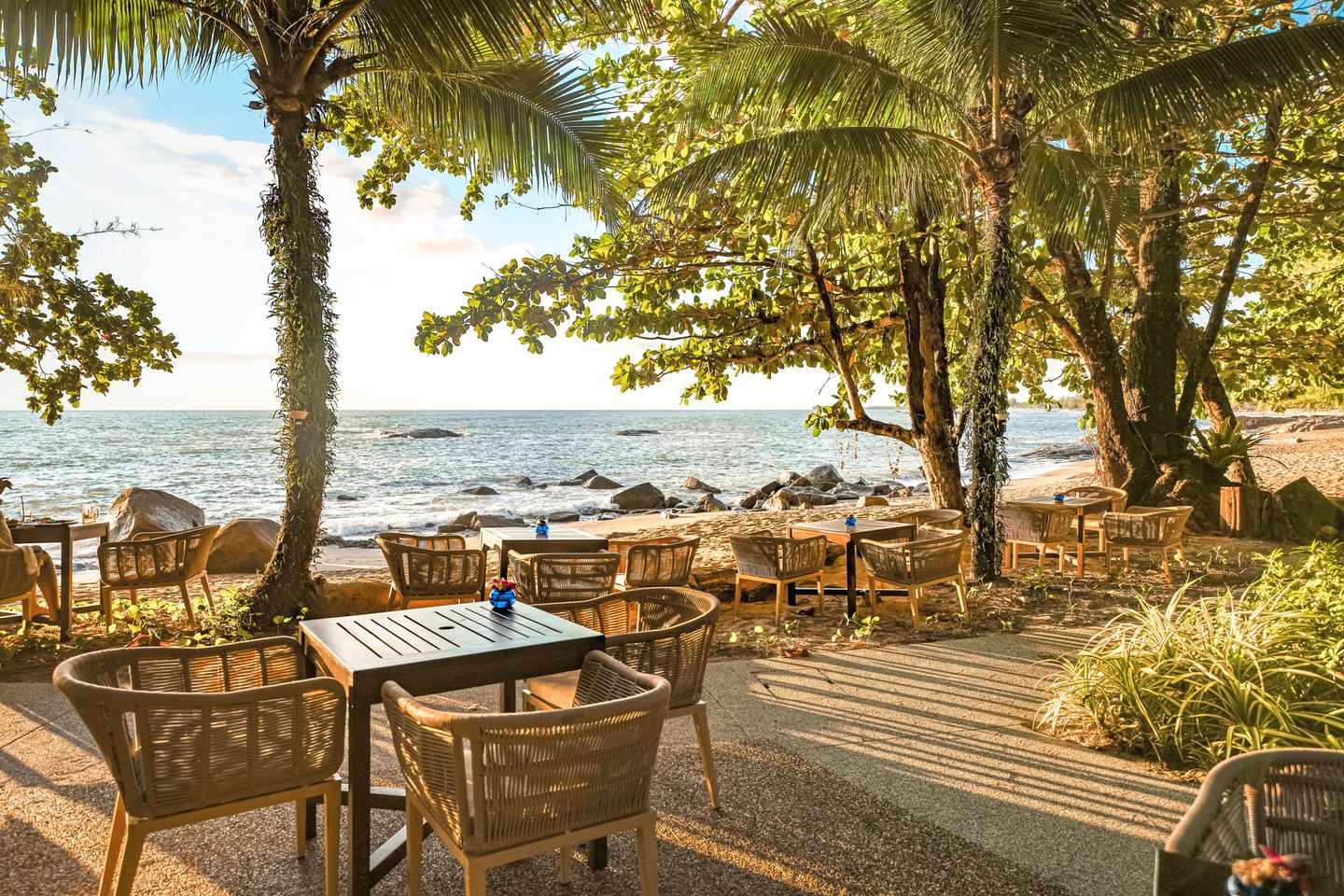 blt1e14f5161b8aa0e4-thailand-khao-lak-sentido-khao-lak-hotel-restaurant-meer-palmen-DER1571974.jpg Strandbar im Hotel mit Blick auf das Meer