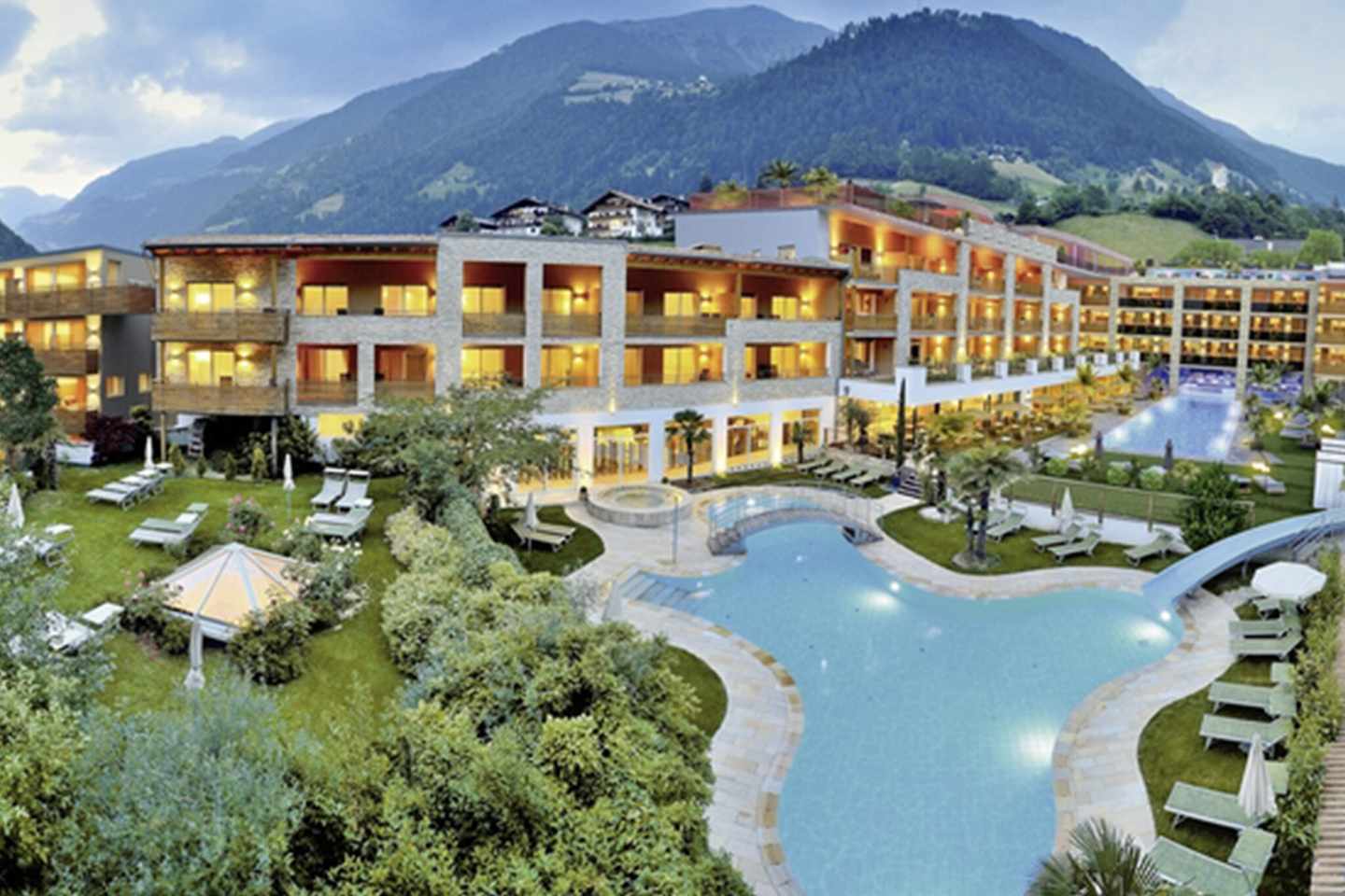 blt6cda642ac54308be-italien-suedtirol-stroblhof-von-aussen-DER1113550.jpg Poollandschaft vom Stroblhof