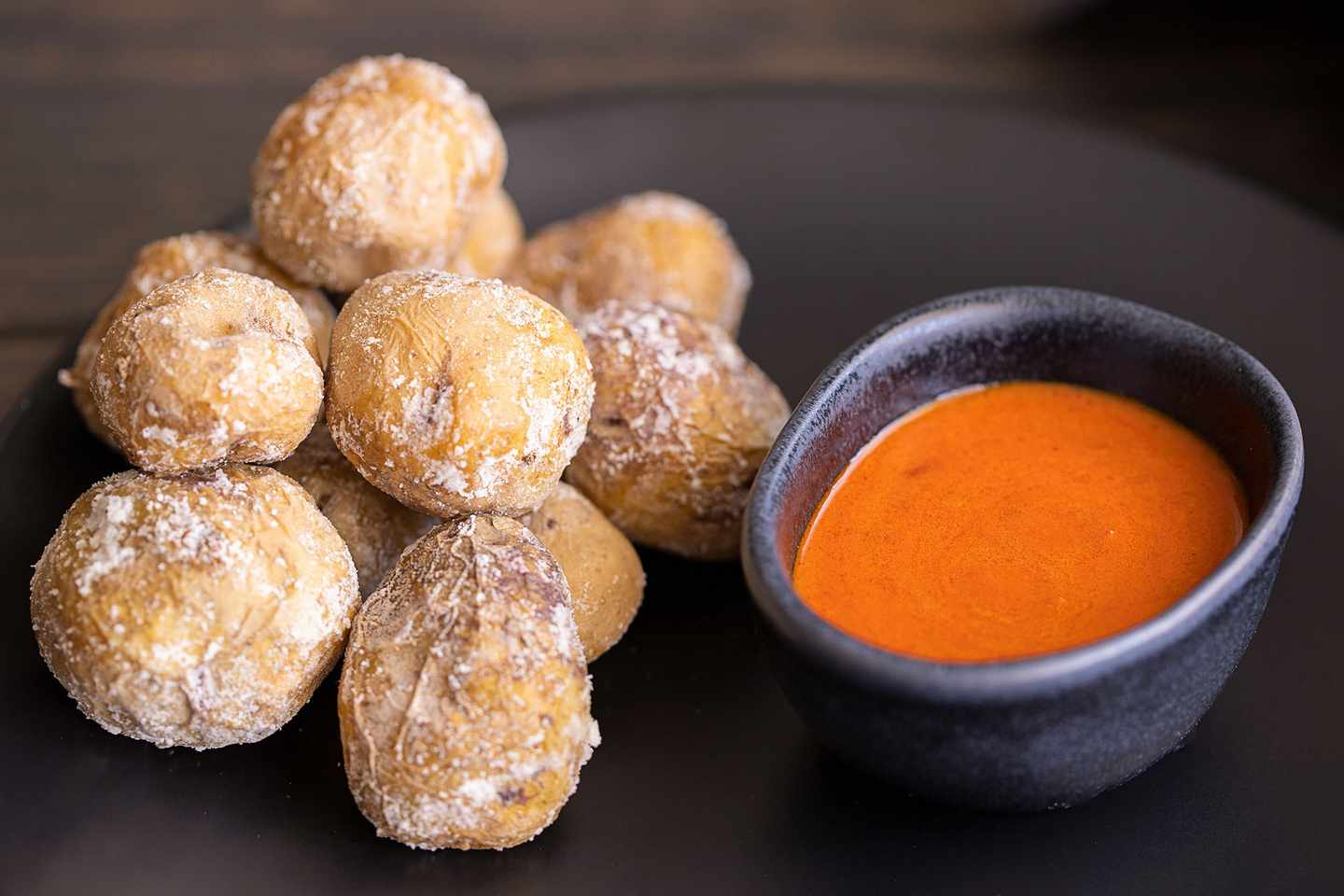 spanien-kanaren-papas-arrugadas-gericht-faltige-kartoffeln-mit-salz-g-1166552393.jpg
