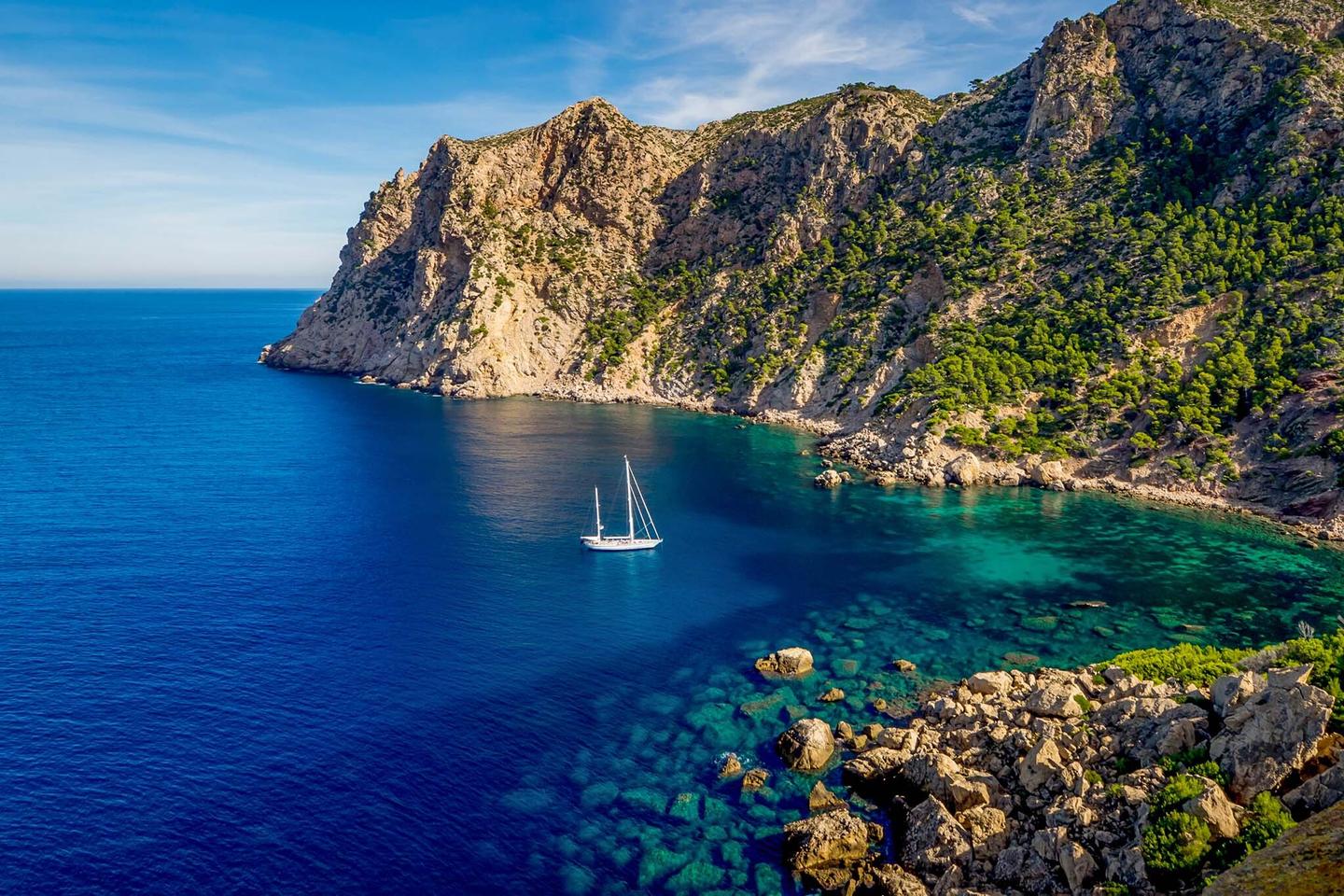 spanien-mallorca-andratx-westen-blick-auf-kleine-bucht-von-la-trapa-g-1249354247.jpg