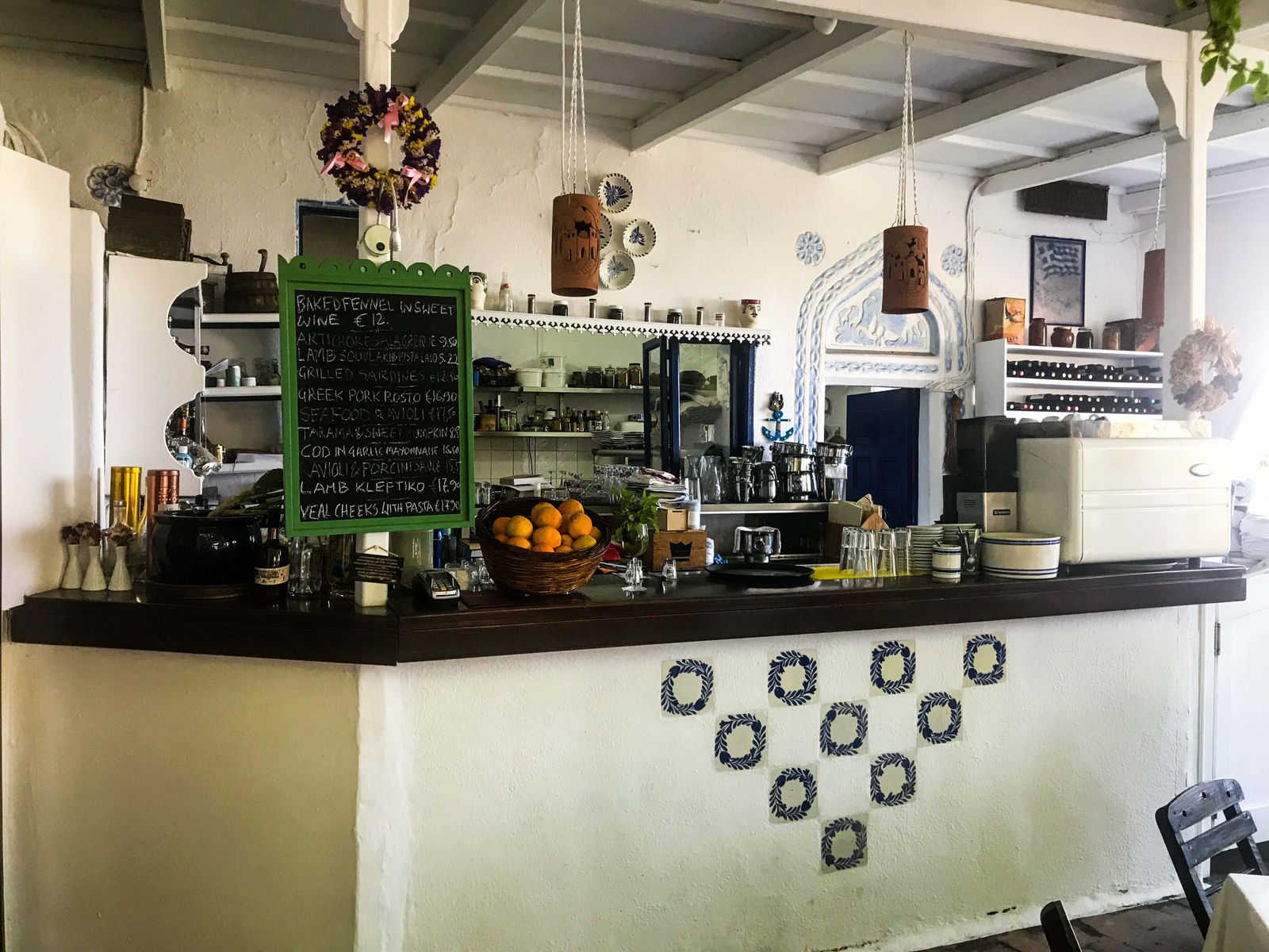mavrikos-restaurant-theke.jpg