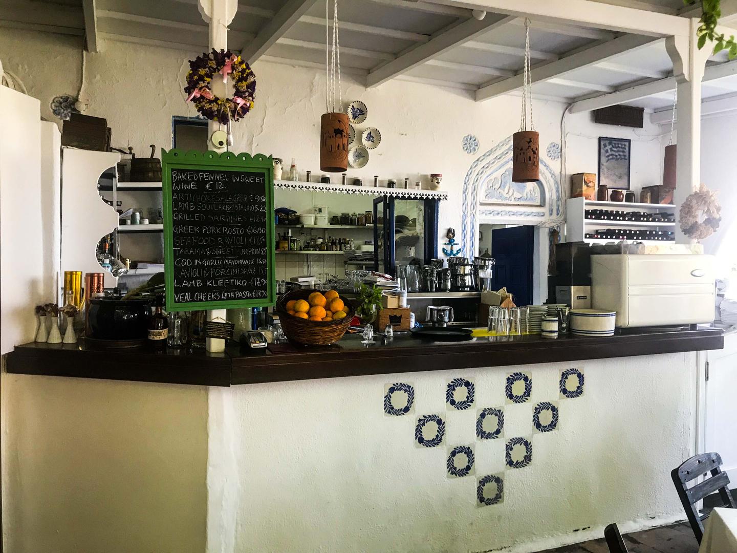 mavrikos-restaurant-theke.jpg