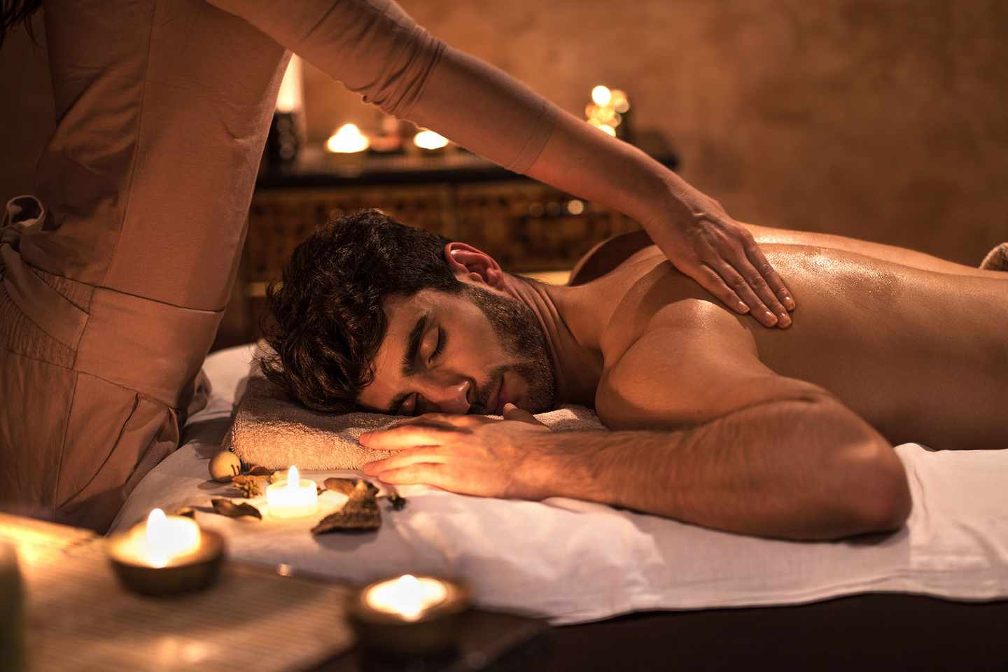 luxus-luxus-wellness-anwendungen-mann-geniesst-eine-rueckenmassage-g-527552372.jpg
