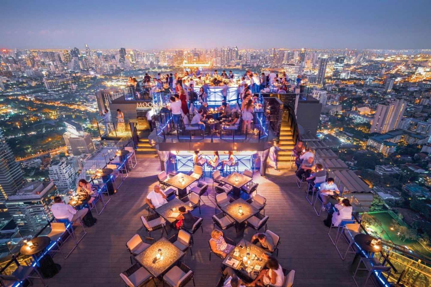 thailand-bangkok-vertigo-grill-and-moon-bar-gaeste-geniessen-die-aussicht-BKK30154K-1I_W22_15.jpg