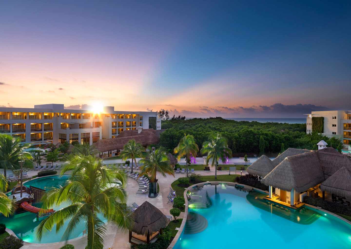 blt5f67efad36863714-paradisus-playa-del-carmen-exterior_007.jpg Paradisus Playa Del Carmen Poollandschaft bei Sonnenuntergang