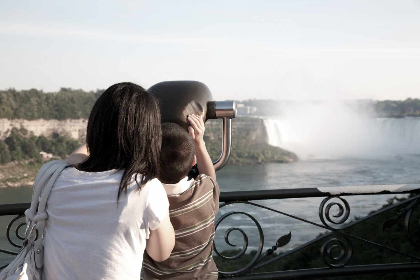 kanada-ontario-niagarafaelle-mutter-sohn-g-154932756.jpg