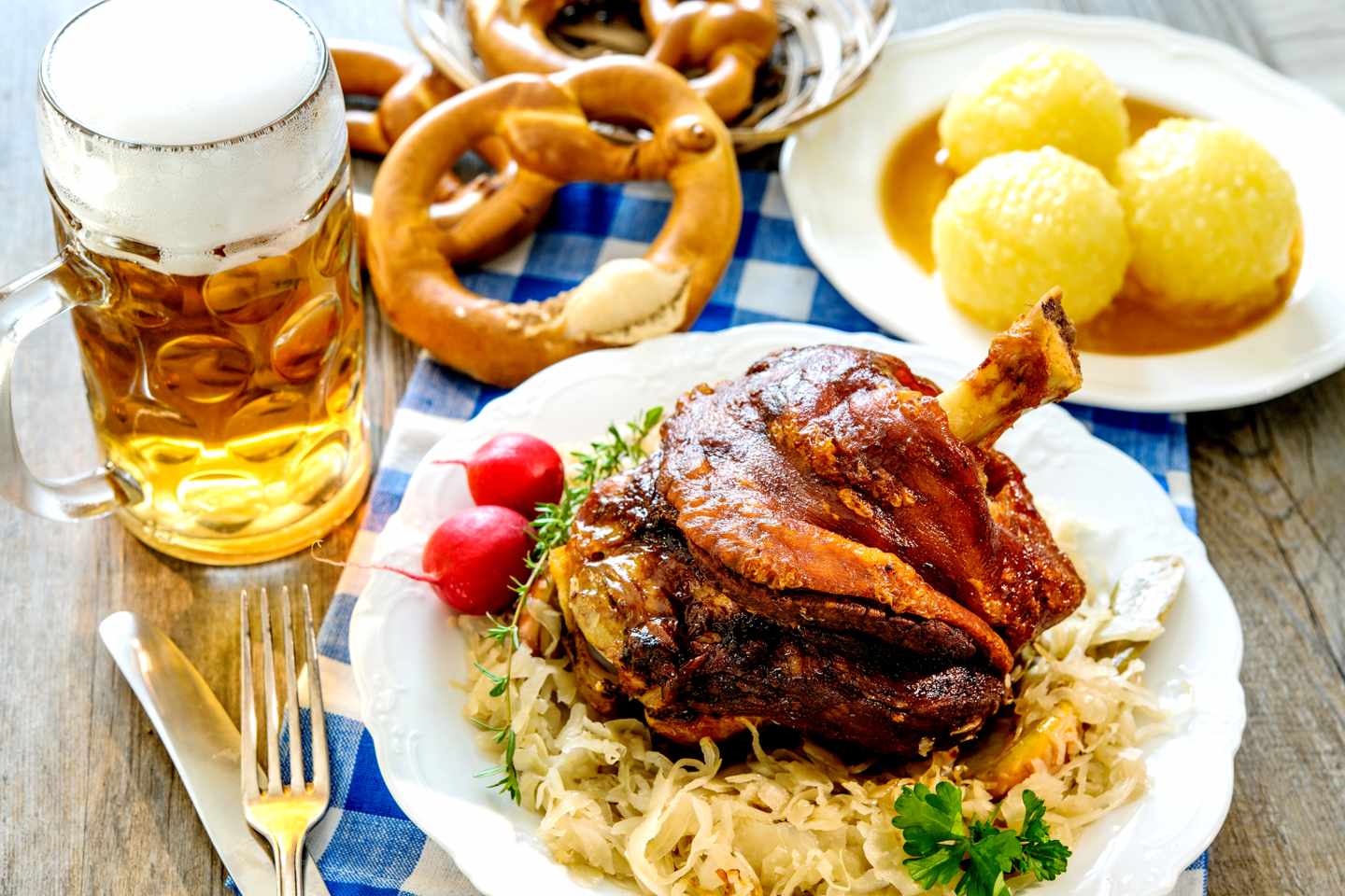 Oktoberfest-haxe-g-599875870.jpg