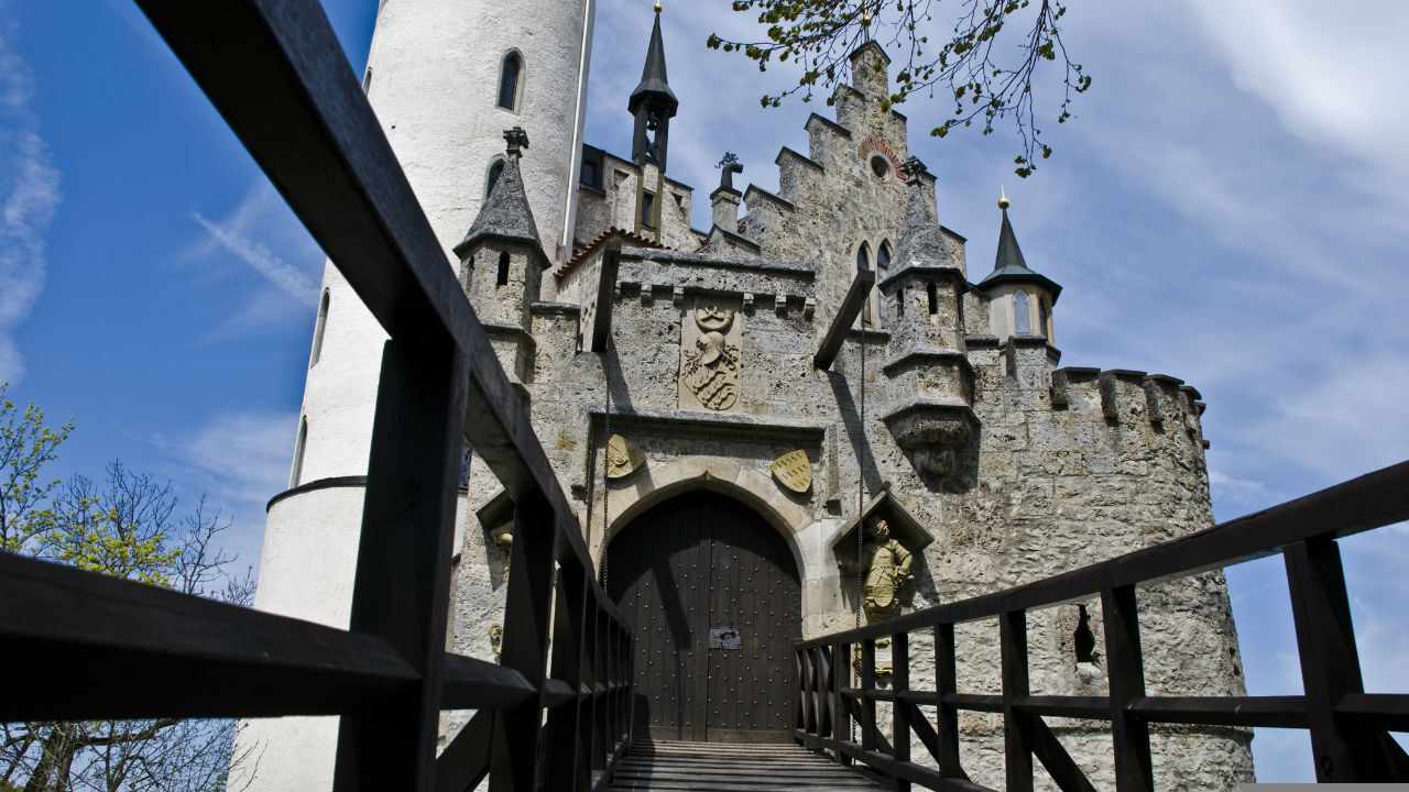 deutschland-schloss-liechtenstein-t-131920610.jpg