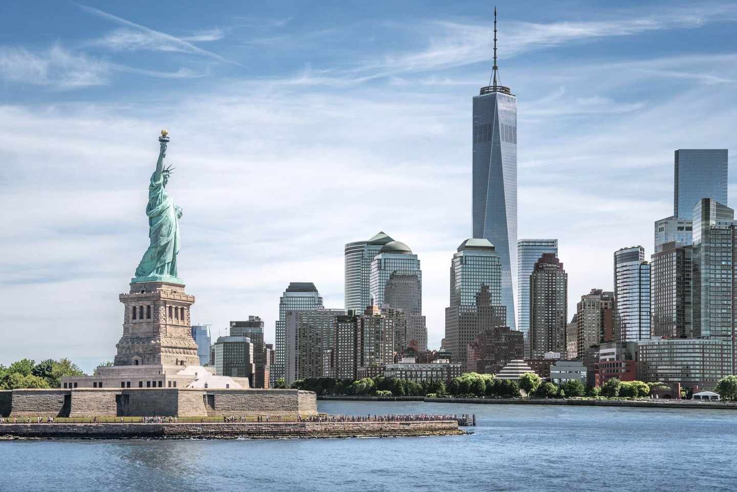 usa-new-york-freiheitsstatue-mit-skyline-von-manhattan-g-875655298.jpg