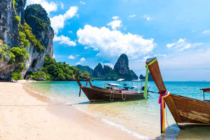 thailand-krabi-strand-langschwanzboote-g-941770700.jpg