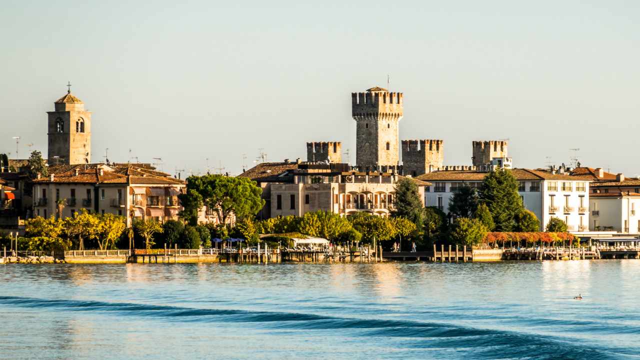 italien-sirmione-gardasee-ufer-stadtansicht-dertour-g-1064192404.jpg