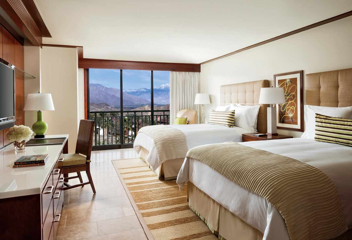 Ein Zimmer im Coachella-Hotel The Ritz-Carlton, Rancho Mirage mit zwei großen Betten, Balkon und Blick auf die Berge